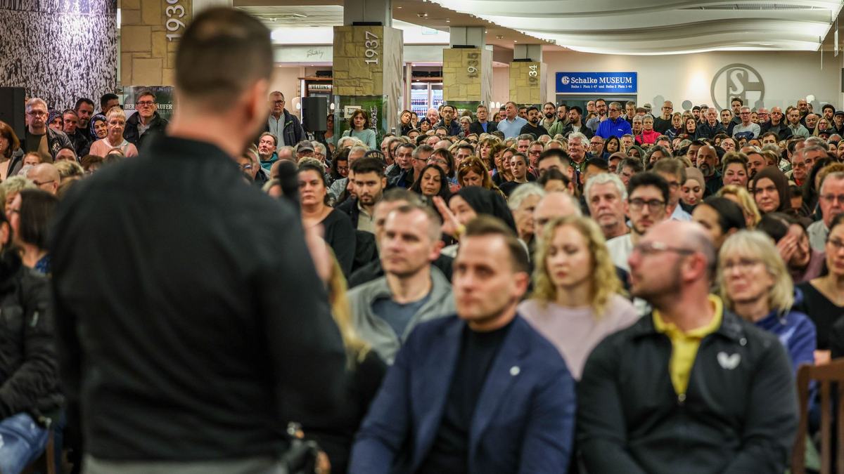 Der Rechtsanwalt Daniel Kuhlmann hat nach dem Gelsenkirchener Sparkassen-Einbruch nach eigenen Angaben erste Klagen gegen die Bank eingereicht. - Foto: Christoph Reichwein/dpa