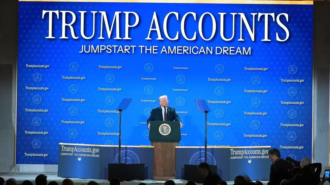 Der US-Präsident machte bei einer Veranstaltung des Finanzministeriums Werbung für die «Trump Accounts» - Bild: Jacquelyn Martin/AP/dpa