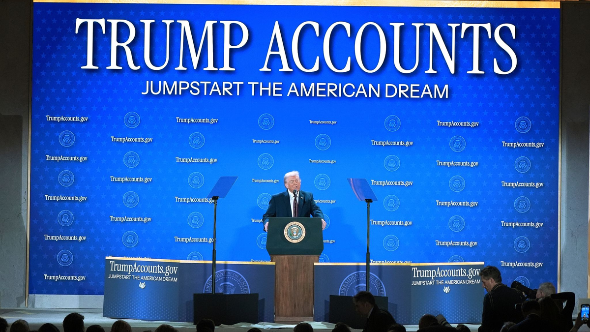 Der US-Präsident machte bei einer Veranstaltung des Finanzministeriums Werbung für die «Trump Accounts» - Foto: Jacquelyn Martin/AP/dpa