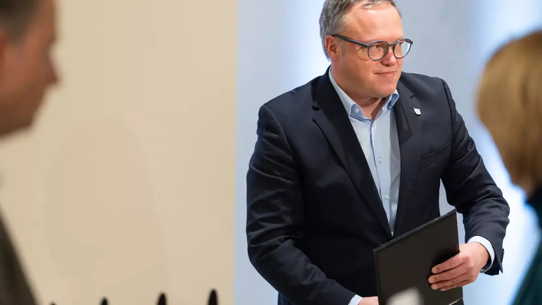 Die TU Chemnitz will Mario Voigt den Doktortitel entziehen. - Bild: Michael Reichel/dpa