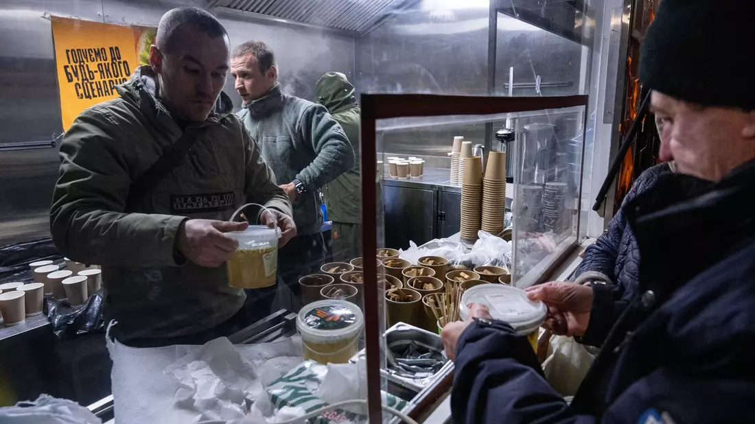 In Kiew geben die Streitkräfte warme Mahlzeiten für Menschen aus, die in ihren Häusern keinen Strom mehr haben. - Bild: Danylo Antoniuk/AP/dpa