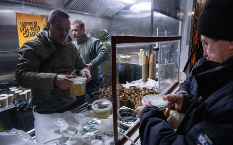 In Kiew geben die Streitkräfte warme Mahlzeiten für Menschen aus, die in ihren Häusern keinen Strom mehr haben. - Foto: Danylo Antoniuk/AP/dpa