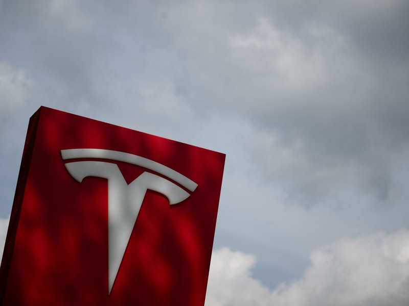 Die Tesla-Auslieferungen waren im vergangenen Quartal erneut deutlich gesunken. (Archivbild) - Foto: Sebastian Gollnow/dpa