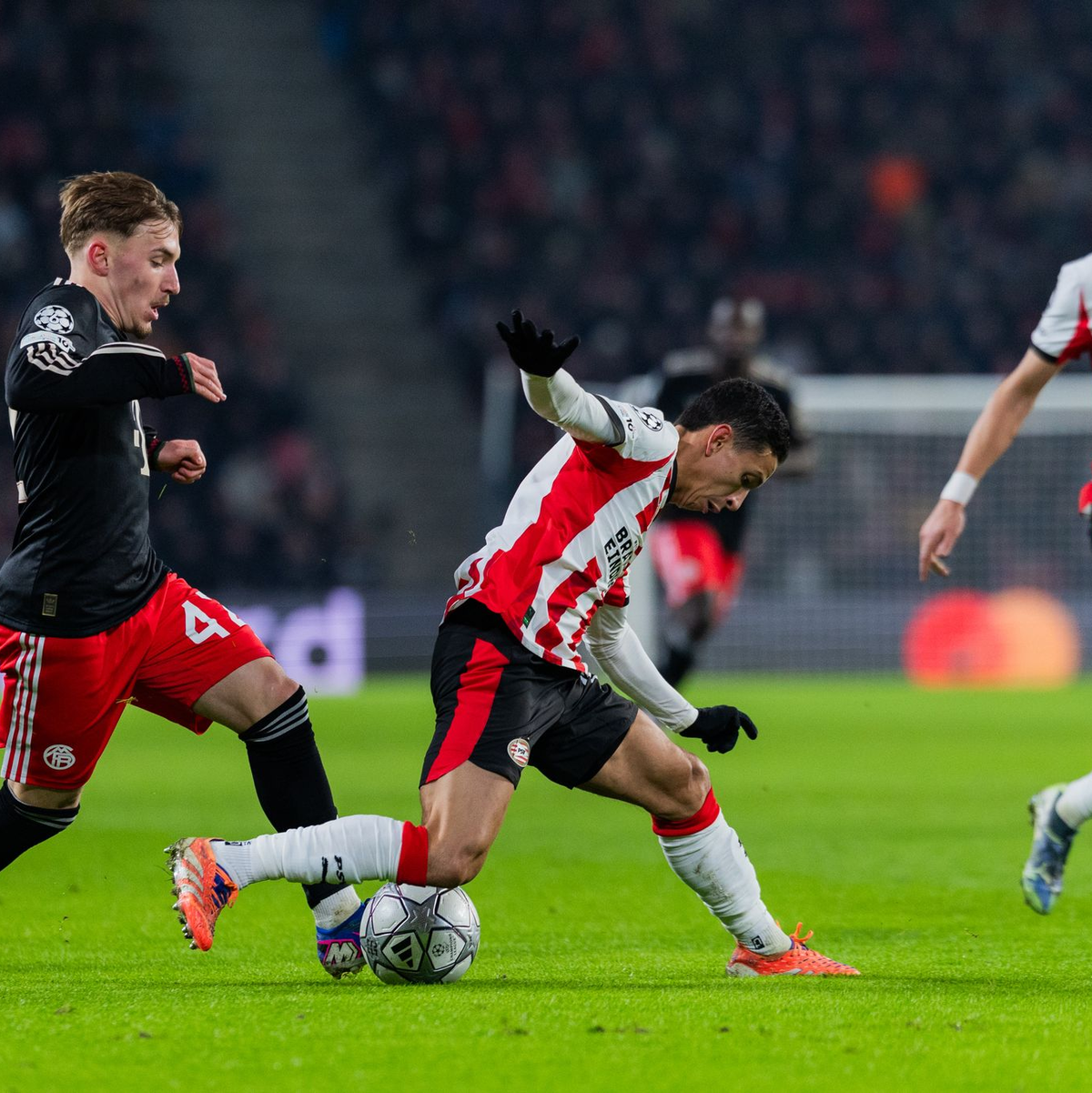 Lennart Karl (l) in Aktion. Das Tor von Jamal Musiala bereitete der Youngster klasse vor. - Foto: Rolf Vennenbernd/dpa