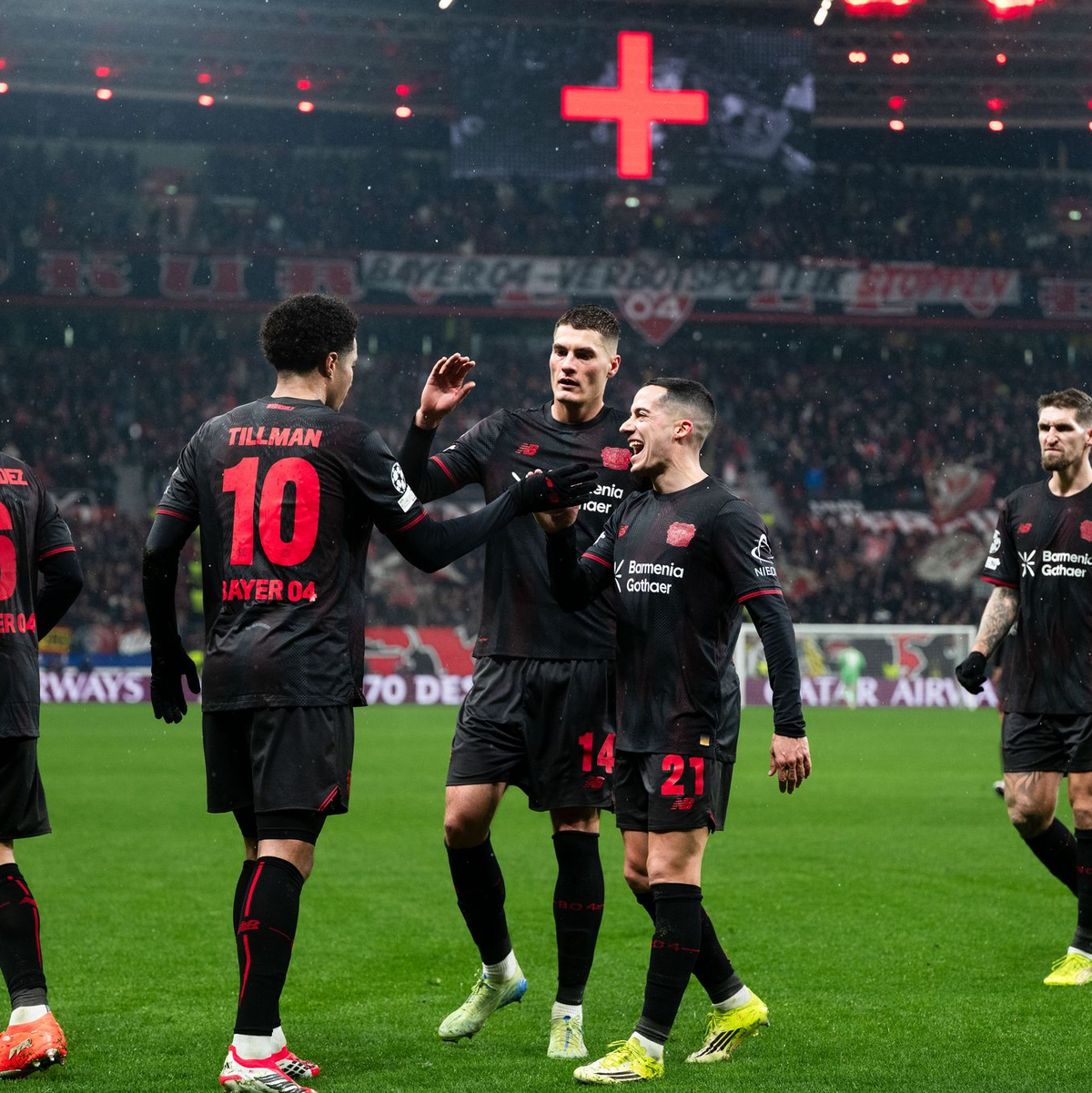 Leverkusen jubelt über das Tor zum 2:0 durch Malik Tillman.  - Foto: Marius Becker/dpa