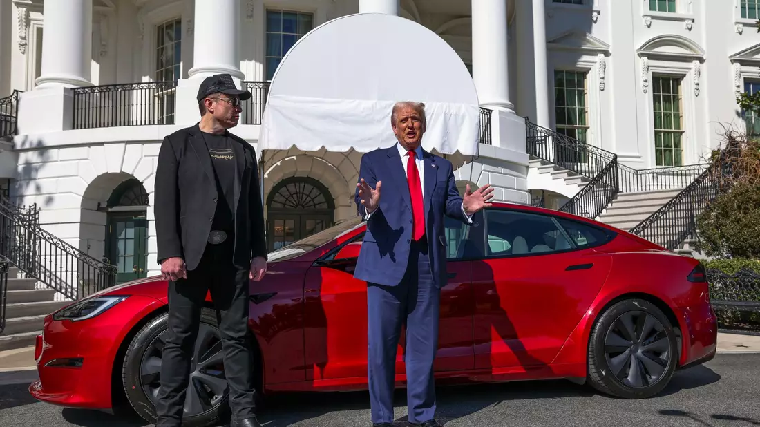 Selbst US-Präsident Trump (r) kaufte Tesla-Chef Musk ein Model S medienwirksam ab. (Archivbild) - Bild: -/Pool/AP/dpa