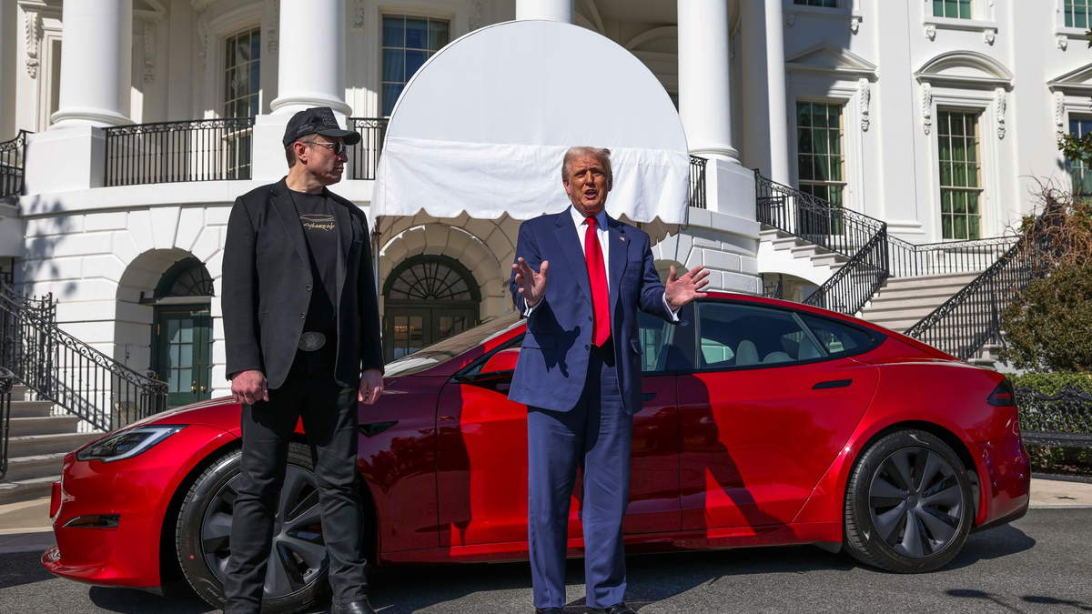 Selbst US-Präsident Trump (r) kaufte Tesla-Chef Musk ein Model S medienwirksam ab. (Archivbild) - Foto: -/Pool/AP/dpa