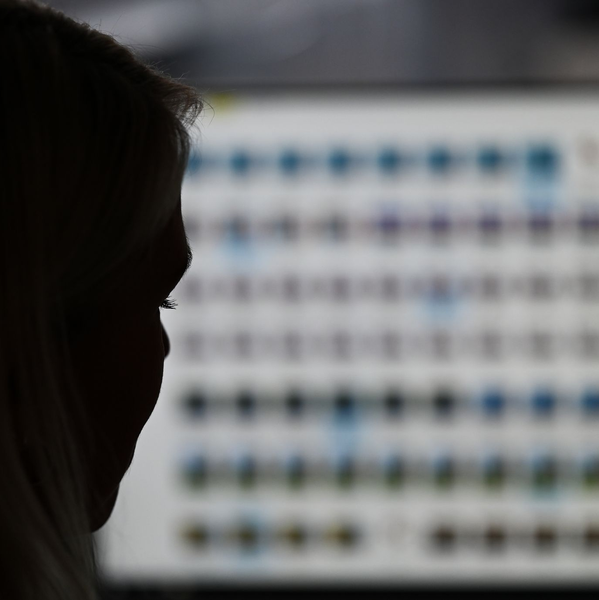 Polizisten sagen, Täter, die Darstellungen von Kindesmissbrauch im Netz verbreiten, seien oft nur über die IP-Adresse ausfindig zu machen. (Symbolbild)   - Foto: Arne Dedert/dpa