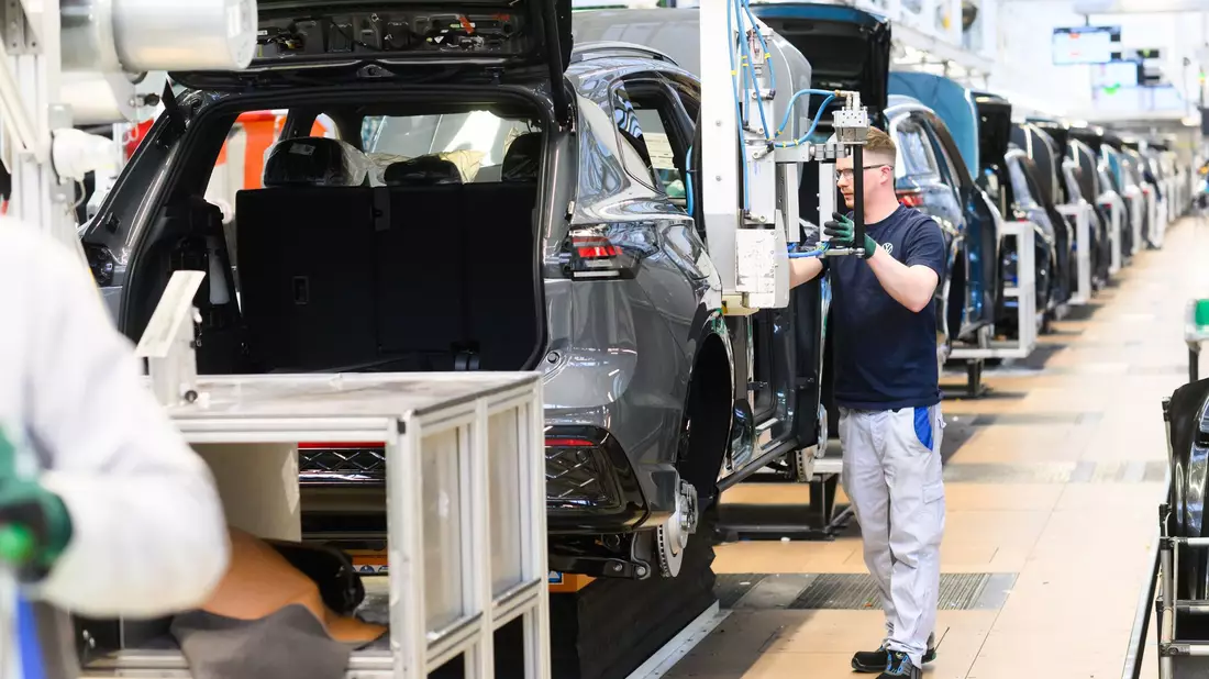 Autoindustrie in der Krise? Hersteller machen weiter Milliardengewinne. (Archivbild) - Bild: Julian Stratenschulte/dpa