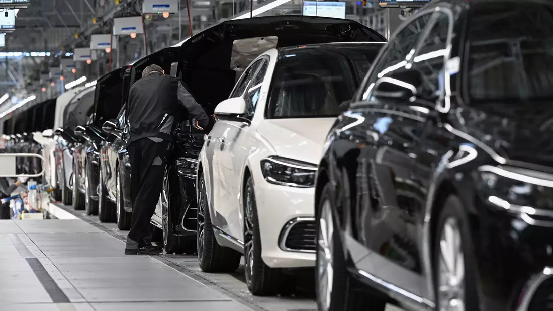 Mercedes-Produktion in Sindelfingen. Gerade im Premiumsegment ist die deutsche Autoindustrie stark. (Archivbild) - Bild: Bernd Weißbrod/dpa