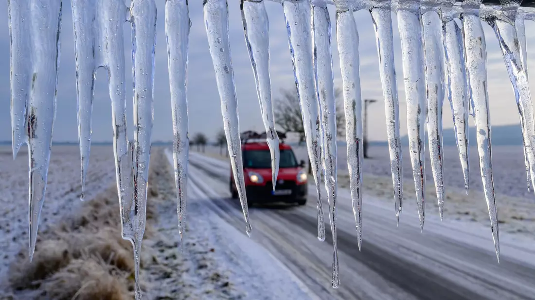 Auch am Donnerstag kann es wieder glatt werden. - Bild: Patrick Pleul/dpa