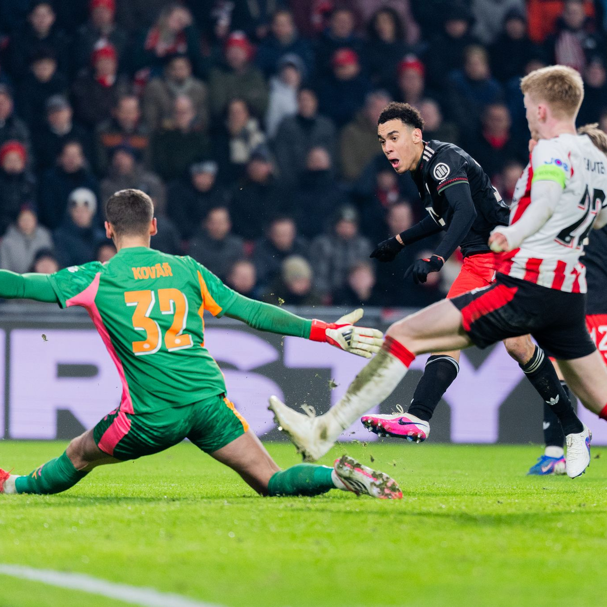 Der Glücksmoment: Jamal Musiala (M) erzielt sein Comeback-Tor zum 1:0.  - Foto: Rolf Vennenbernd/dpa