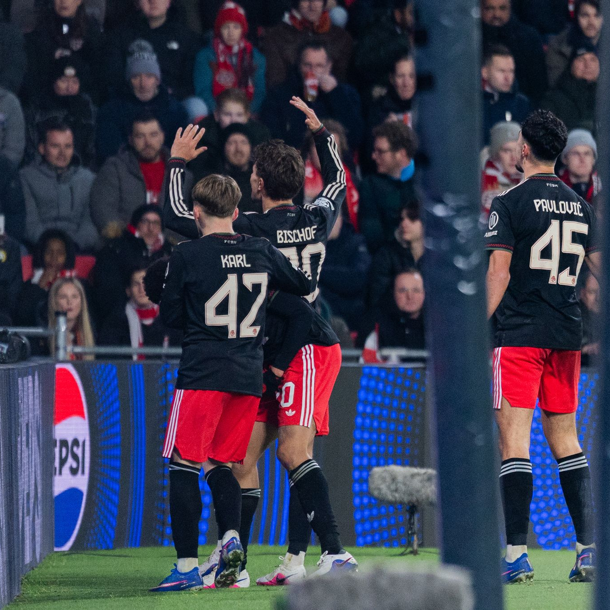 Jamal Musiala jubelt nach seinem Tor, flankiert von Lennart Karl (l) und Aleksandar Pavlovic.  - Foto: Rolf Vennenbernd/dpa
