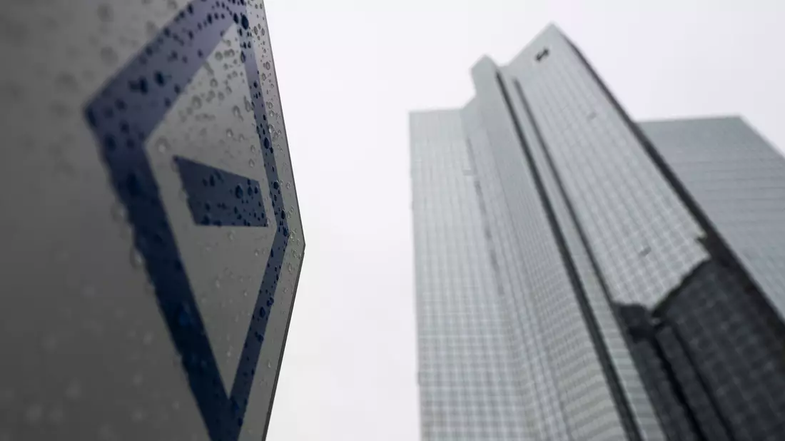 Gute Zahlen, aber erneuter Ärger mit der Justiz: Deutsche Bank zieht Bilanz. - Bild: Boris Roessler/dpa