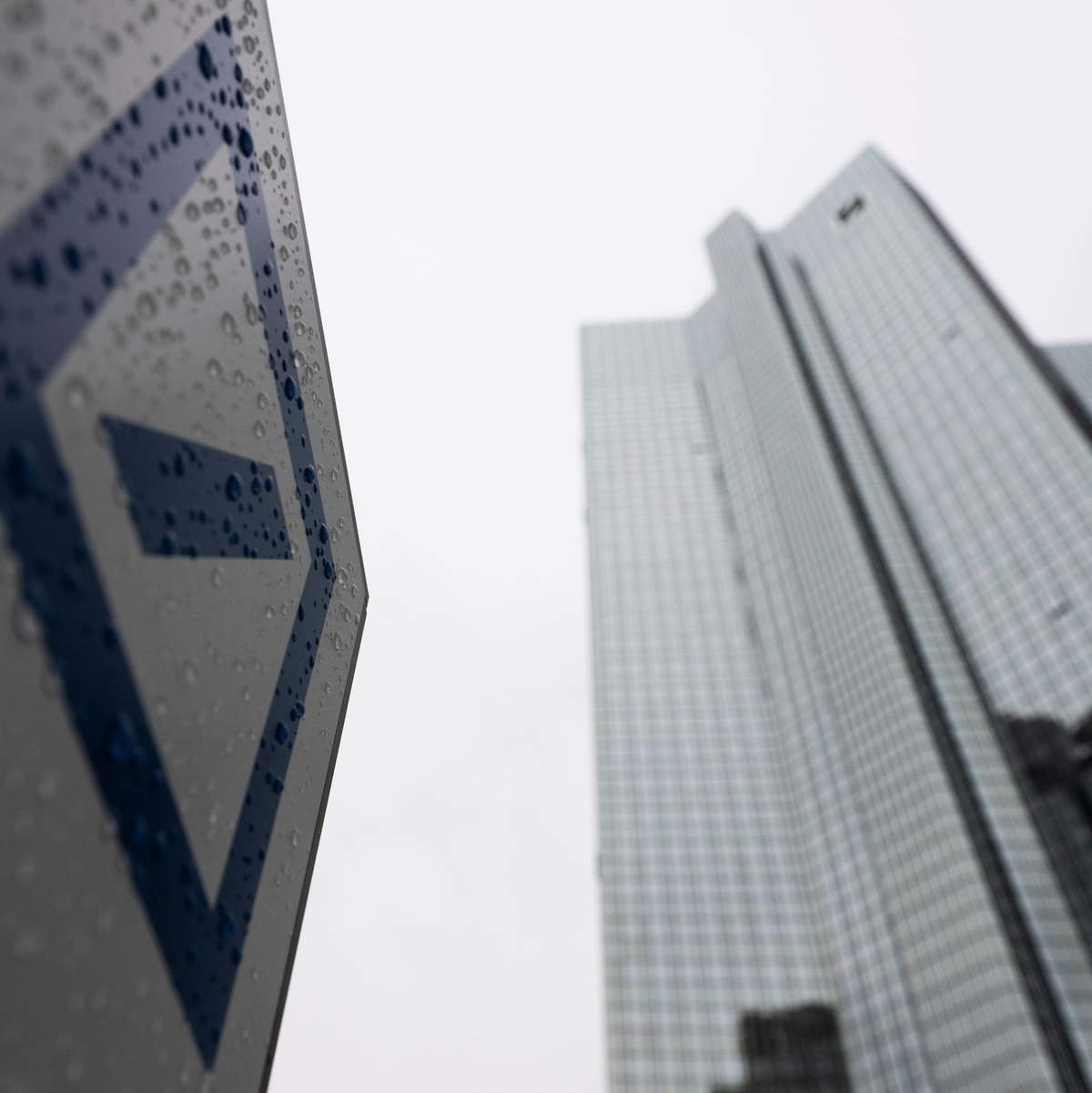 Gute Zahlen, aber erneuter Ärger mit der Justiz: Deutsche Bank zieht Bilanz. - Foto: Boris Roessler/dpa