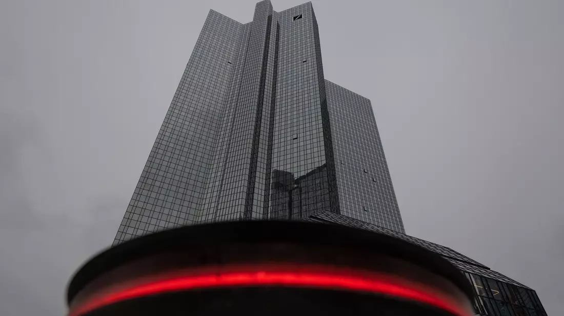Am Tag vor der Bilanzvorlage fand im Hauptsitz der Bank in Frankfurt eine Razzia des BKA wegen des Verdachts der Geldwäsche statt. - Bild: Boris Roessler/dpa