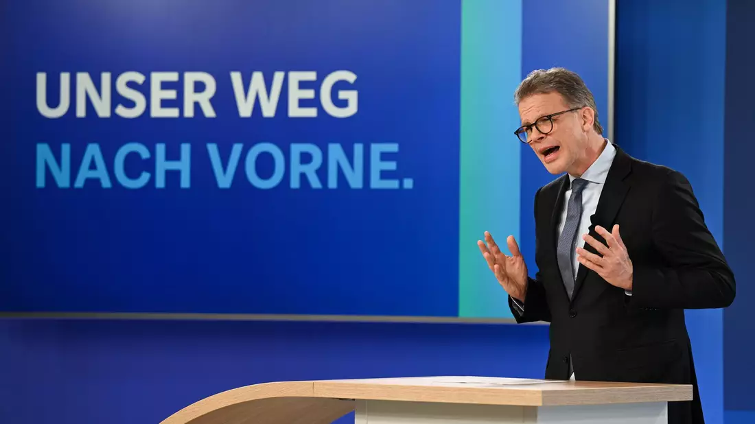 Christian Sewing hatte die Führung des größten deutschen Geldhauses im Jahr 2018 in einer langen und tiefen Krise übernommen. Mit dem Abbau Tausender Stellen und einer starken Verkleinerung der hauseigenen Investmentbank brachte er den Dax-Konzern wieder auf Gewinn- und Wachstumskurs. (Archivbild) - Bild: Arne Dedert/dpa