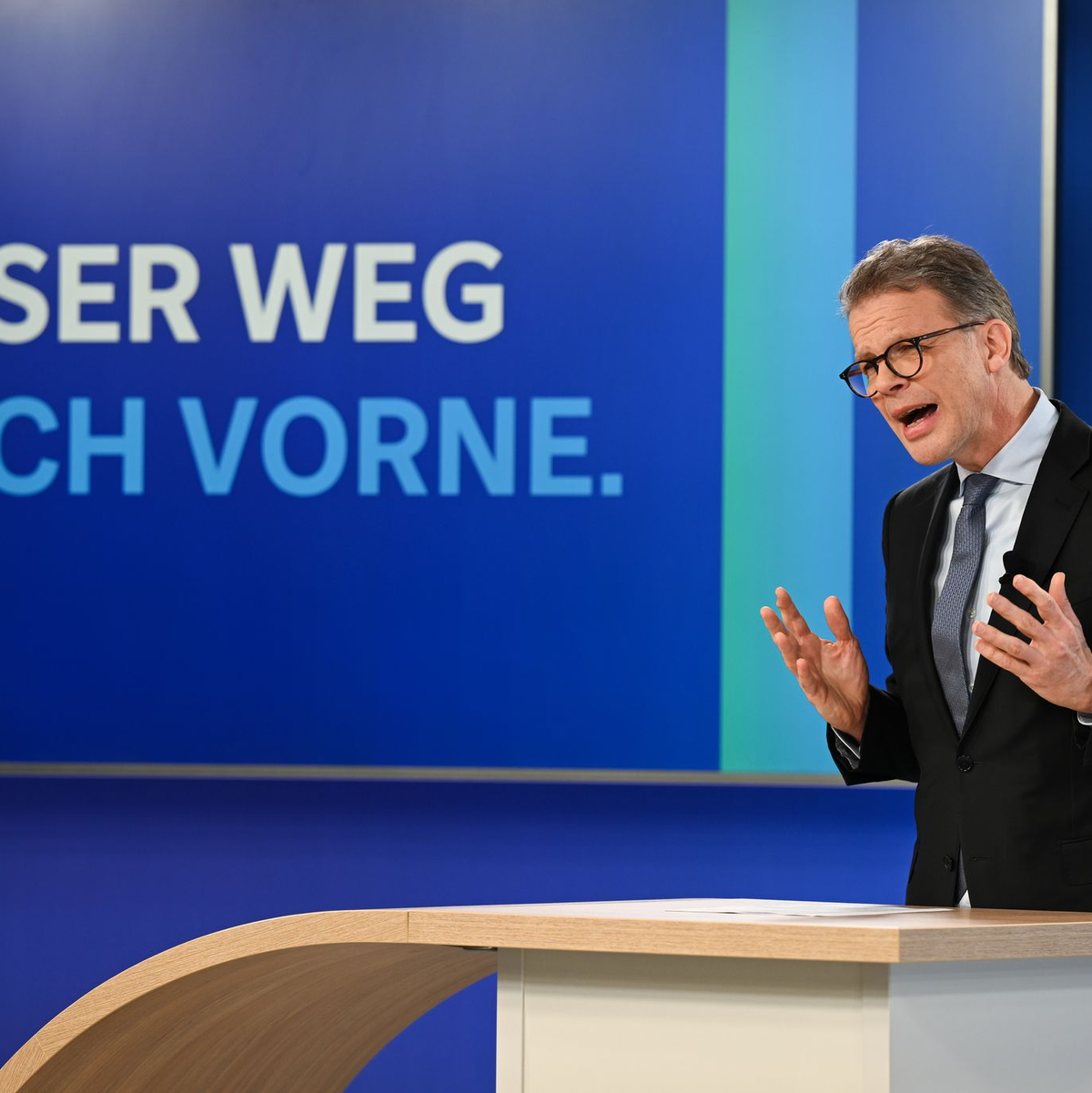 Christian Sewing hatte die Führung des größten deutschen Geldhauses im Jahr 2018 in einer langen und tiefen Krise übernommen. Mit dem Abbau Tausender Stellen und einer starken Verkleinerung der hauseigenen Investmentbank brachte er den Dax-Konzern wieder auf Gewinn- und Wachstumskurs. (Archivbild) - Foto: Arne Dedert/dpa