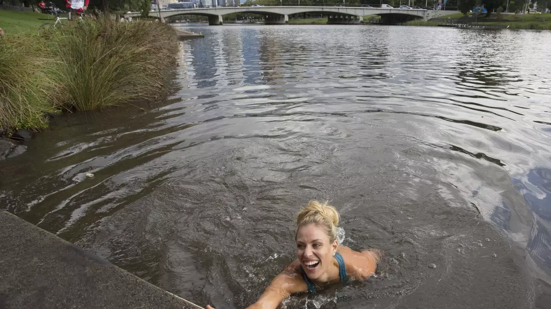 Nach ihrem Triumph in Melbourne 2016 sprang Angelique Kerber in den Yarra River. - Bild: Australian Open/Fiona Hamilton/AAP/AUSTRALIAN OPEN/dpa