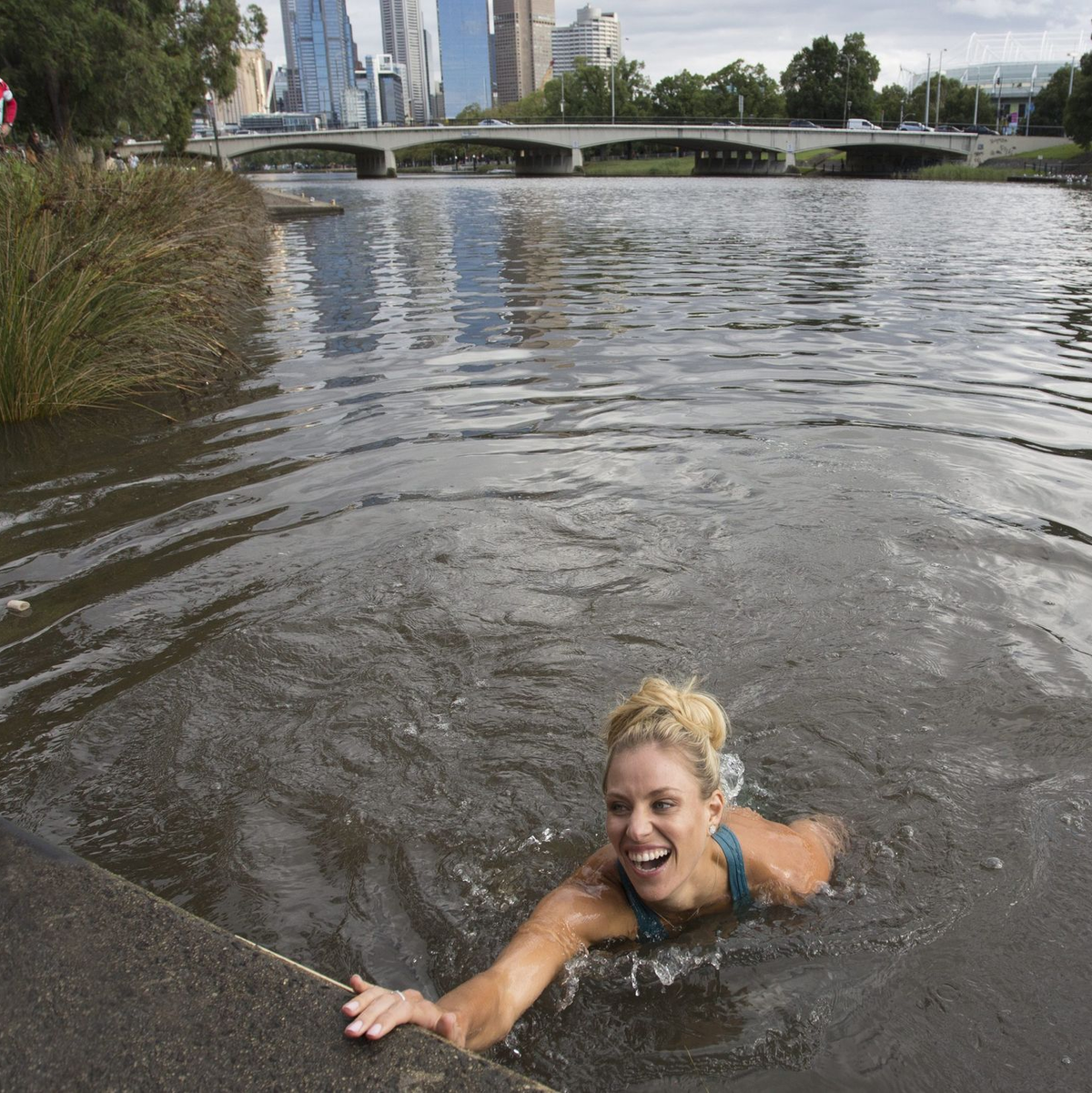 Nach ihrem Triumph in Melbourne 2016 sprang Angelique Kerber in den Yarra River. - Foto: Australian Open/Fiona Hamilton/AAP/AUSTRALIAN OPEN/dpa