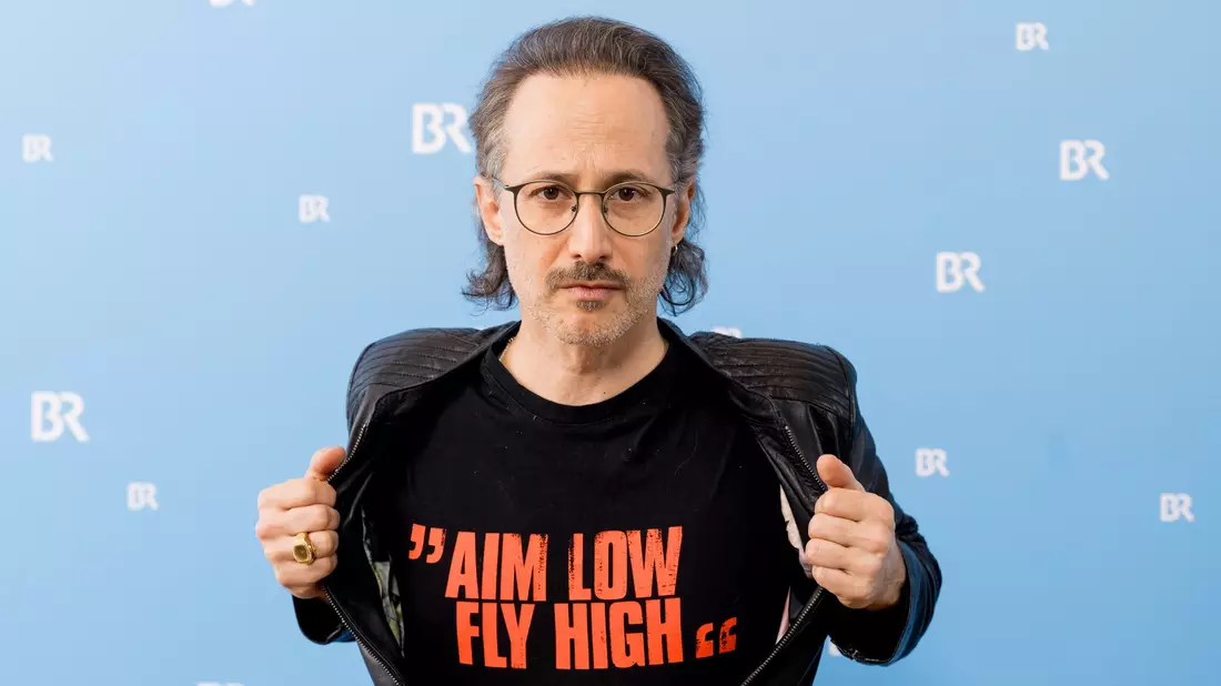 Michael Ostrowski wird durch die neun Live-Shows führen. (Archivbild) - Bild: Tobias Hase/dpa