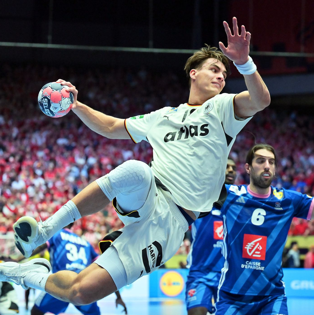 Gesetzt im Angriff und in der Abwehr: DHB-Profi Julian Köster.  - Foto: Sina Schuldt/dpa