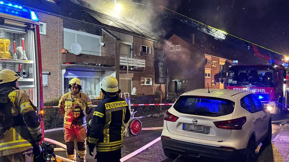 Feuerwehr Goch: Massives Feuer in Mehrfamilienhaus: 70jährige Frau erleidet Rauchgasvergiftung - Bild: presseportal.de