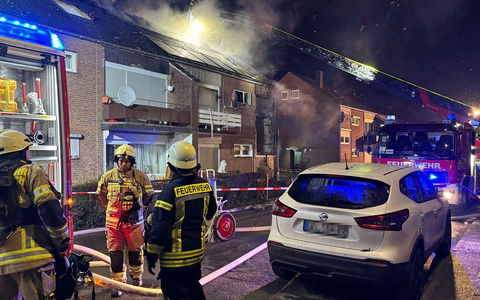 Feuerwehr Goch: Massives Feuer in Mehrfamilienhaus: 70jährige Frau erleidet Rauchgasvergiftung - Foto: presseportal.de