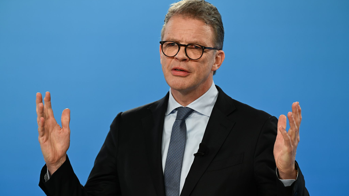 Nach Razzia wegen Geldwäscheverdachts: Konzernchef Sewing sagt Zusammenarbeit mit den Behörden zu. (Archivbild) - Foto: Arne Dedert/dpa