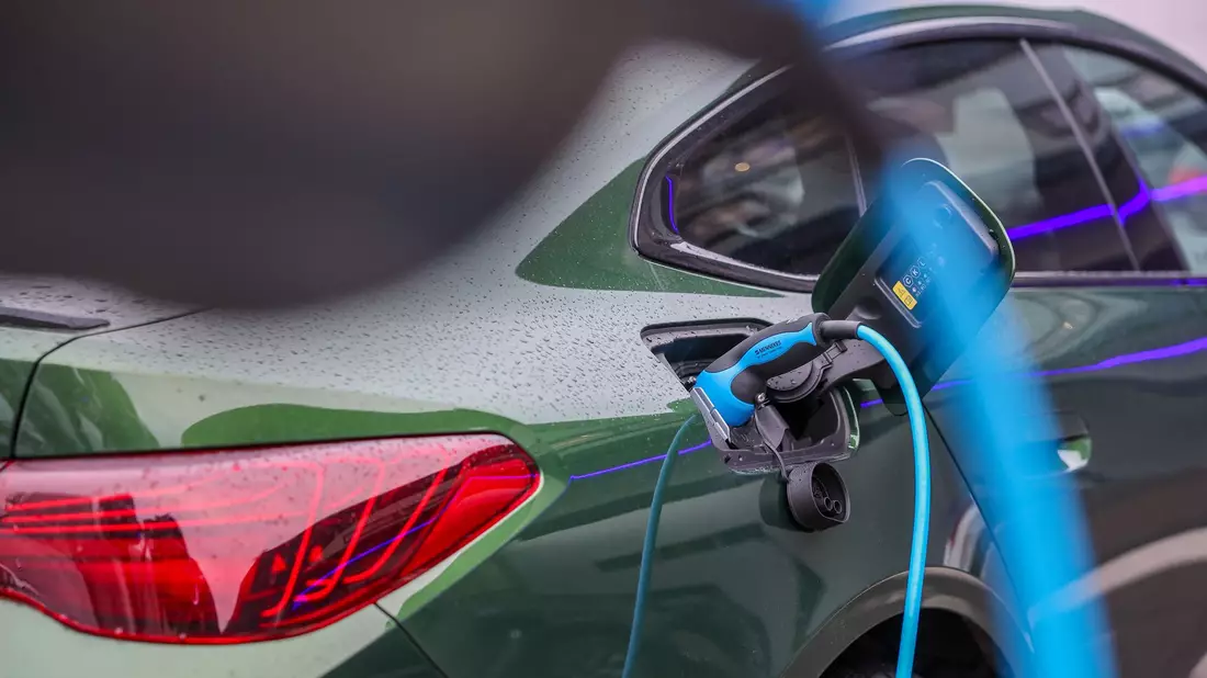 Auch dank eines hohen Elektroanteils hat BMW seine CO2-Flottenziele in Europa erreicht. (Archivbild) - Bild: Jan Woitas/dpa