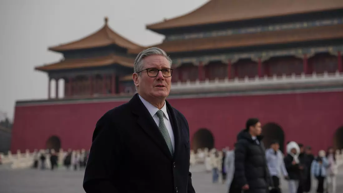 Starmer ist der erste britische Regierungschef seit acht Jahren, der nach China reist. - Bild: Kin Cheung/Pool AP/AP/dpa