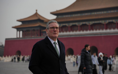 Starmer ist der erste britische Regierungschef seit acht Jahren, der nach China reist. - Foto: Kin Cheung/Pool AP/AP/dpa