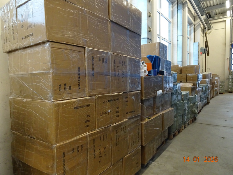 HZA-HST: Im Container wehte ein anderer Duft ./. Stralsunder Zoll verhindert Einfuhr zahlreicher gefälschter Waren - Foto: presseportal.de