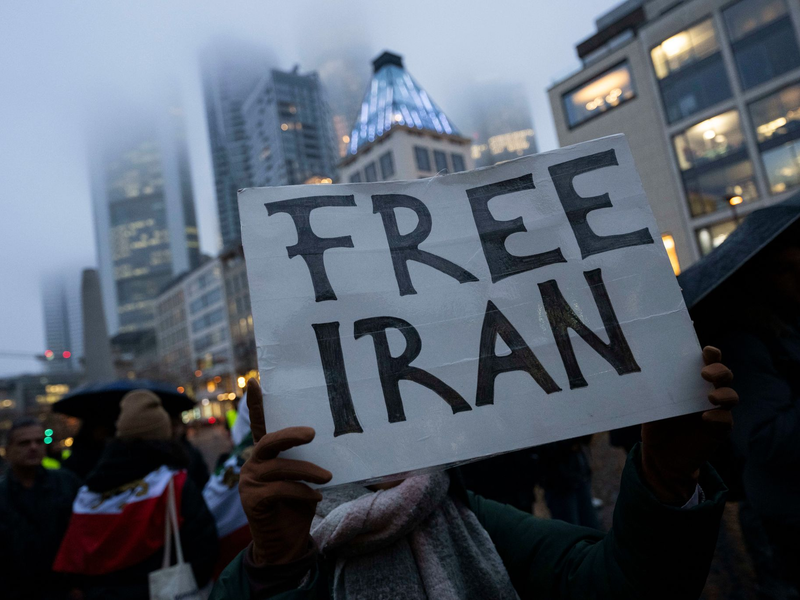 In vielen EU-Staaten fordern Menschen seit Wochen neue Sanktionen gegen Verantwortliche für die Gewalt im Iran. Nun gibt es einen ersten Beschluss. (Archivbild) - Foto: Boris Roessler/dpa