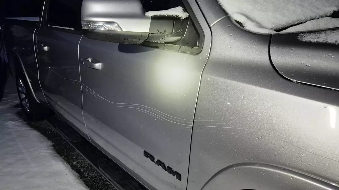 POL-SE: Pinneberg - Erheblicher Sachschaden an diversen Fahrzeuge bei Autohaus - Bild: presseportal.de