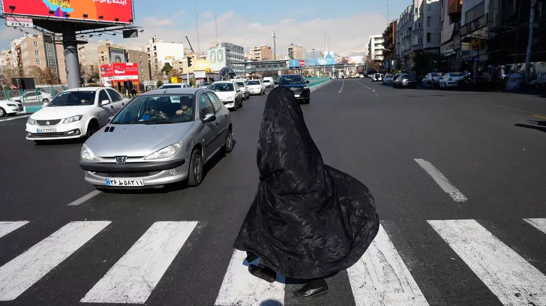 Eine Frau überquert eine Kreuzung in der Innenstadt von Teheran. (Archivbild) - Bild: Vahid Salemi/AP/dpa