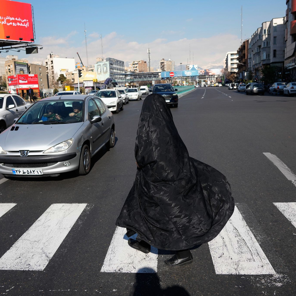 Eine Frau überquert eine Kreuzung in der Innenstadt von Teheran. (Archivbild) - Foto: Vahid Salemi/AP/dpa
