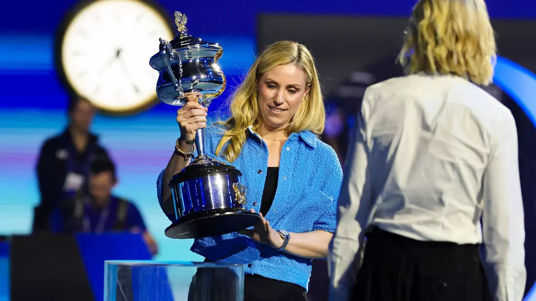 Vor den Frauen-Halbfinals brachte Angelique Kerber den Siegerpokal in die Rod Laver Arena. - Bild: Frank Molter/dpa