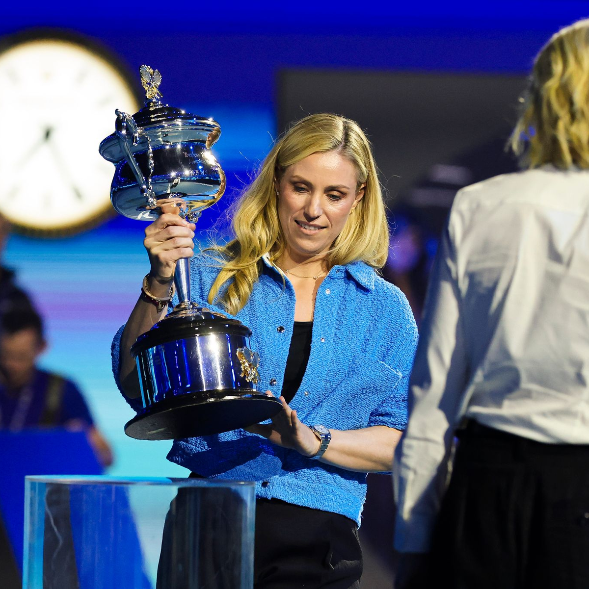 Vor den Frauen-Halbfinals brachte Angelique Kerber den Siegerpokal in die Rod Laver Arena. - Foto: Frank Molter/dpa