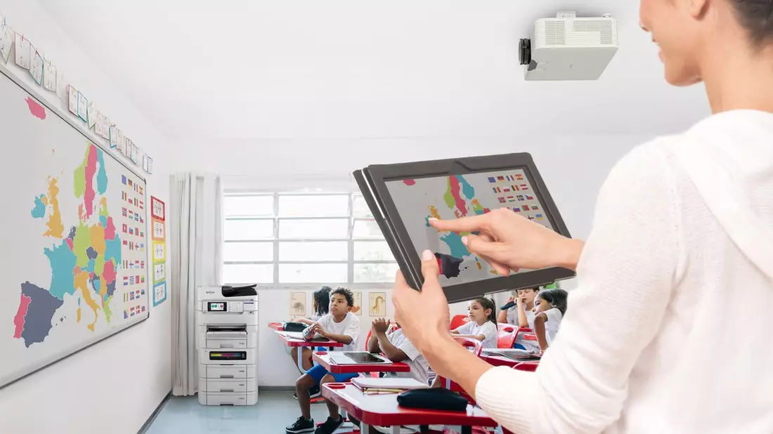 Epson Studie: Statt Frontalunterricht - Lehrkräfte für mehr Lernbegleitung im Klassenzimmer - Bild: presseportal.de