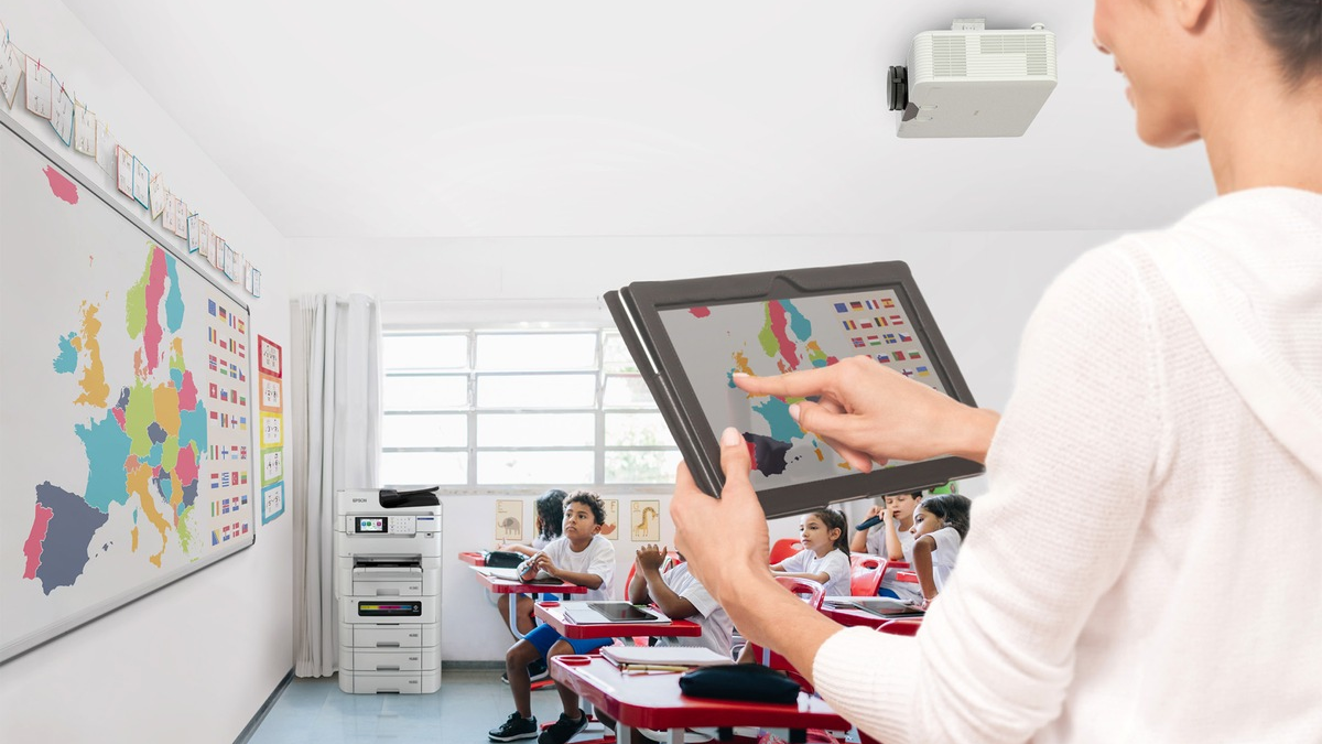 Epson Studie: Statt Frontalunterricht - Lehrkräfte für mehr Lernbegleitung im Klassenzimmer - Foto: presseportal.de