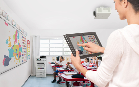 Epson Studie: Statt Frontalunterricht - Lehrkräfte für mehr Lernbegleitung im Klassenzimmer - Foto: presseportal.de