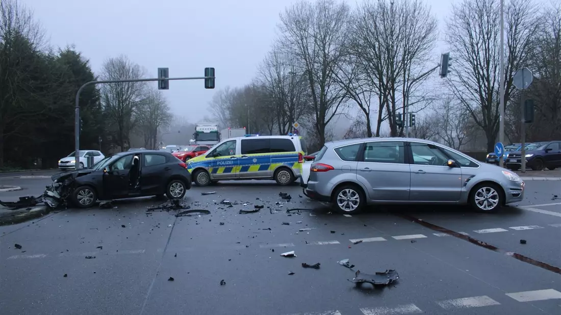 POL-DN: Verkehrsunfall an Kreuzung in Jülich - Zwei Personen leicht verletzt - Bild: presseportal.de