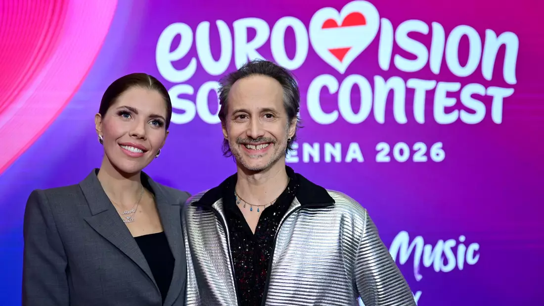 Das Moderatoren-Duo für den ESC im Mai in Wien steht fest: Victoria Swarovski und Michael Ostrowski. - Bild: Roland Schlager/APA/dpa