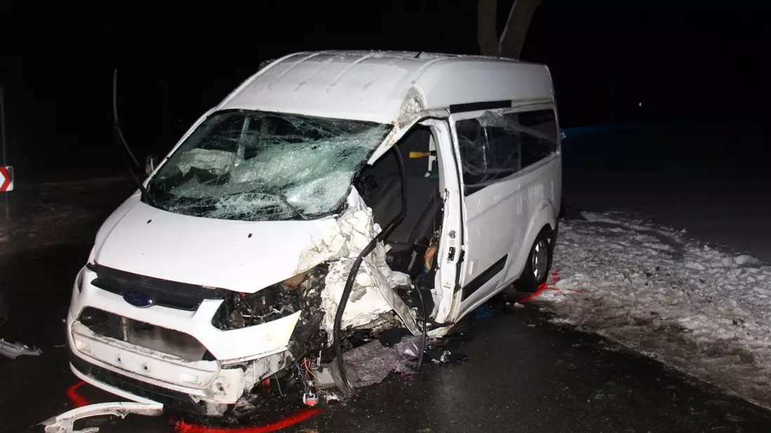 POL-MI: Alkoholisierter Autofahrer kracht gegen Baum - Bild: presseportal.de