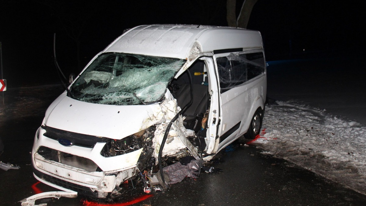 POL-MI: Alkoholisierter Autofahrer kracht gegen Baum - Foto: presseportal.de