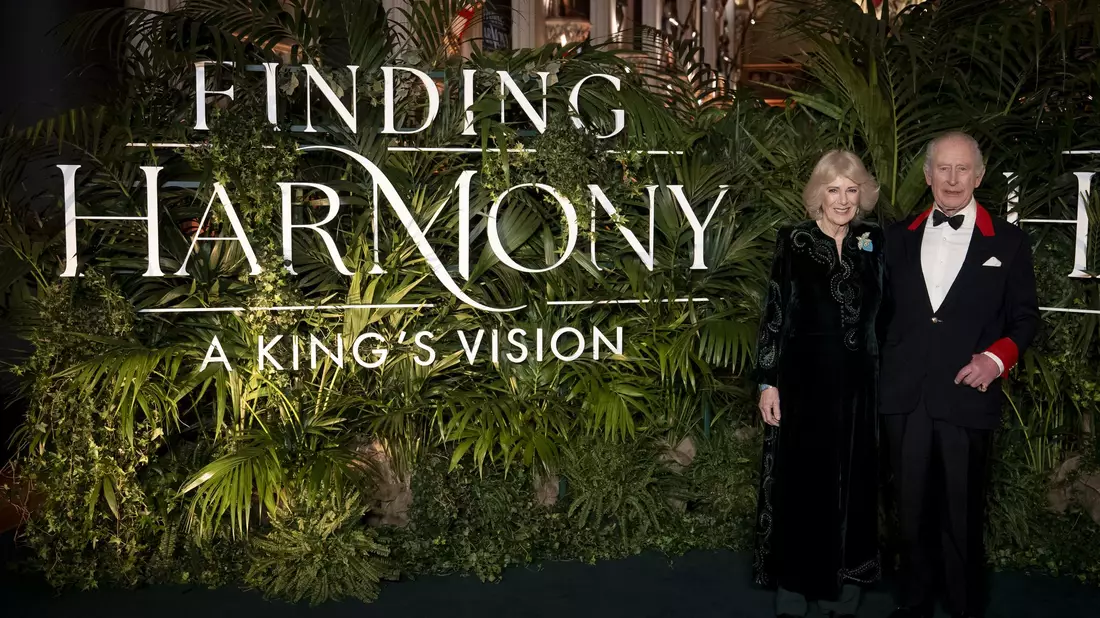 Der König und die Königin feiern Premiere. - Bild: Aaron Chown/PA Wire/dpa