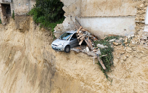 Mehrere Häuser in Niscemi stehen am Abgrund.  - Foto: Andrea Petrelli/IPA via ZUMA Press/dpa