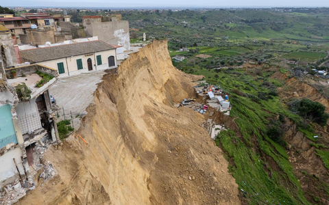 Wie ein Schwamm hat sich die Erde unter Niscemi vollgesogen. - Foto: Andrea Petrelli/IPA via ZUMA Press/dpa