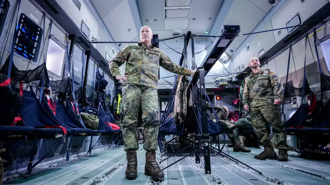 Nato-General Ingo Gerhartz im Truppentransporter A400M auf dem Weg ins südspanische Rota. - Bild: Kay Nietfeld/dpa